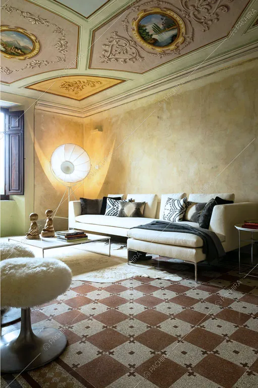 Salotto con soffitto affrescato, divano bianco angolare e pareti délabré