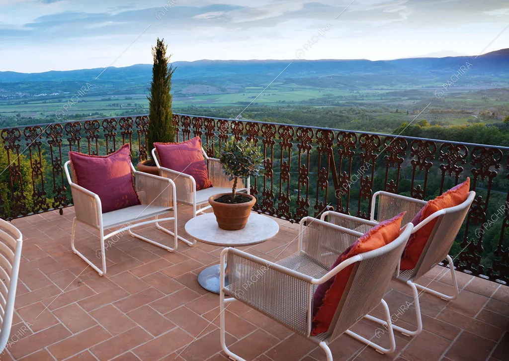 Terrazza con sedie da esterni e vista sulle colline circostanti