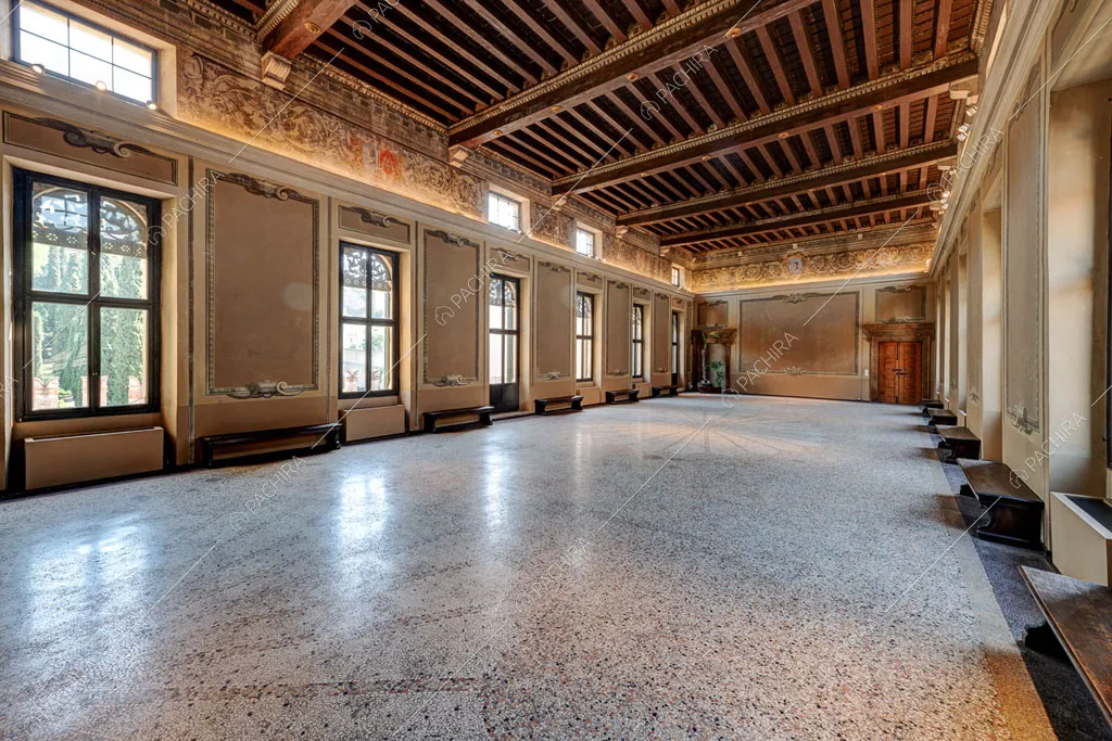 Luminoso salone con pavimento in graniglia, soffitto a cassettoni e pareti affrescate