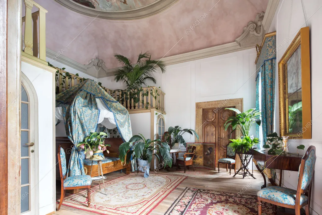 Salotto con soppalco, letto a baldacchino e soffitto affrescato