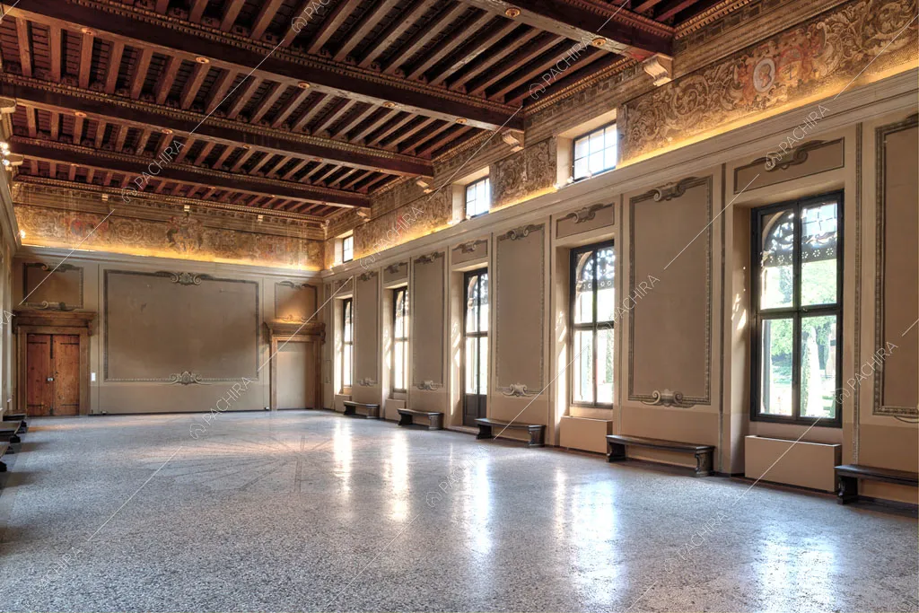 Grande salone con pareti affrescate, soffitto a cassettoni e vetrate