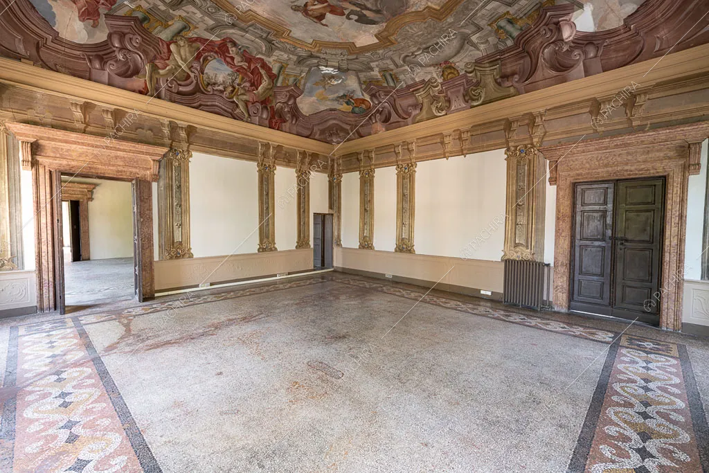 Grande salone con boiserie alle pareti e soffitto affrescato