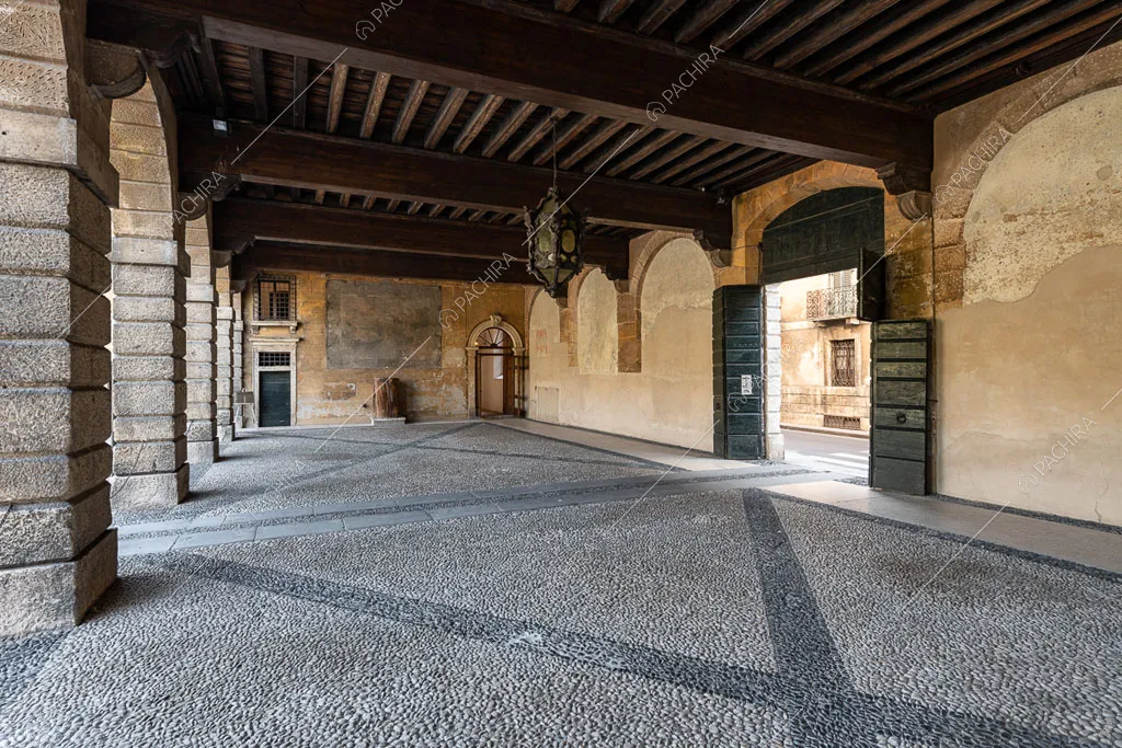 Soffitto a cassettoni nel porticato della location con archi in pietra