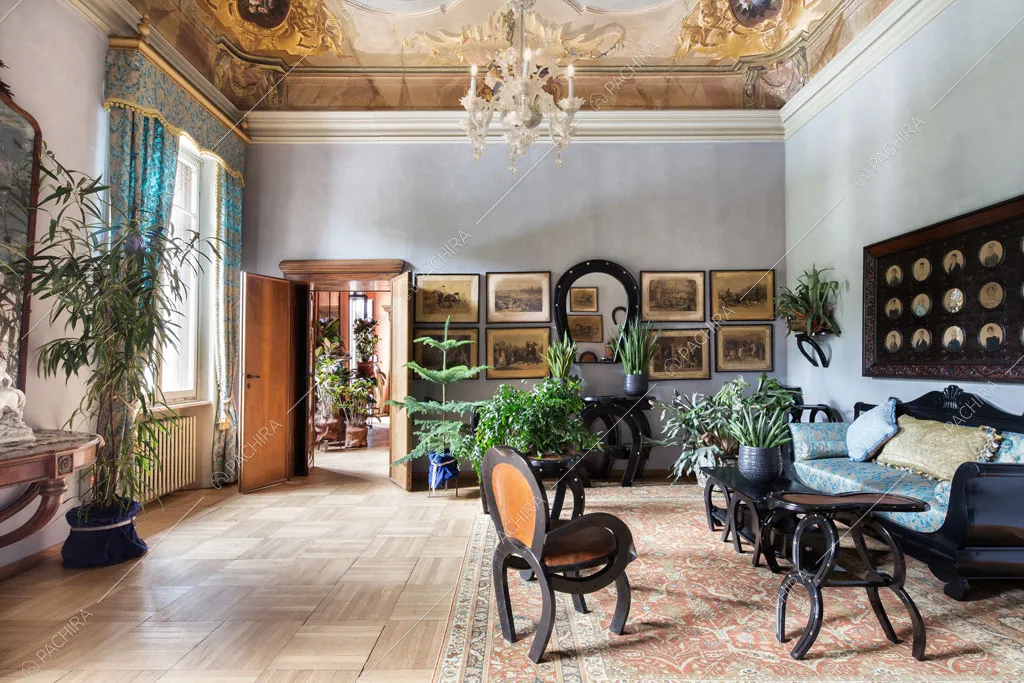 Luminoso salotto con pavimento in parquet e soffitto affrescato