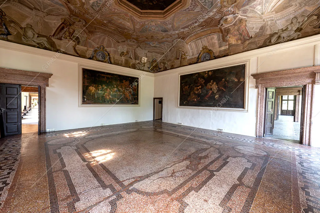 Pavimento in graniglia a mosaico, soffitto affrescato e pareti bianche