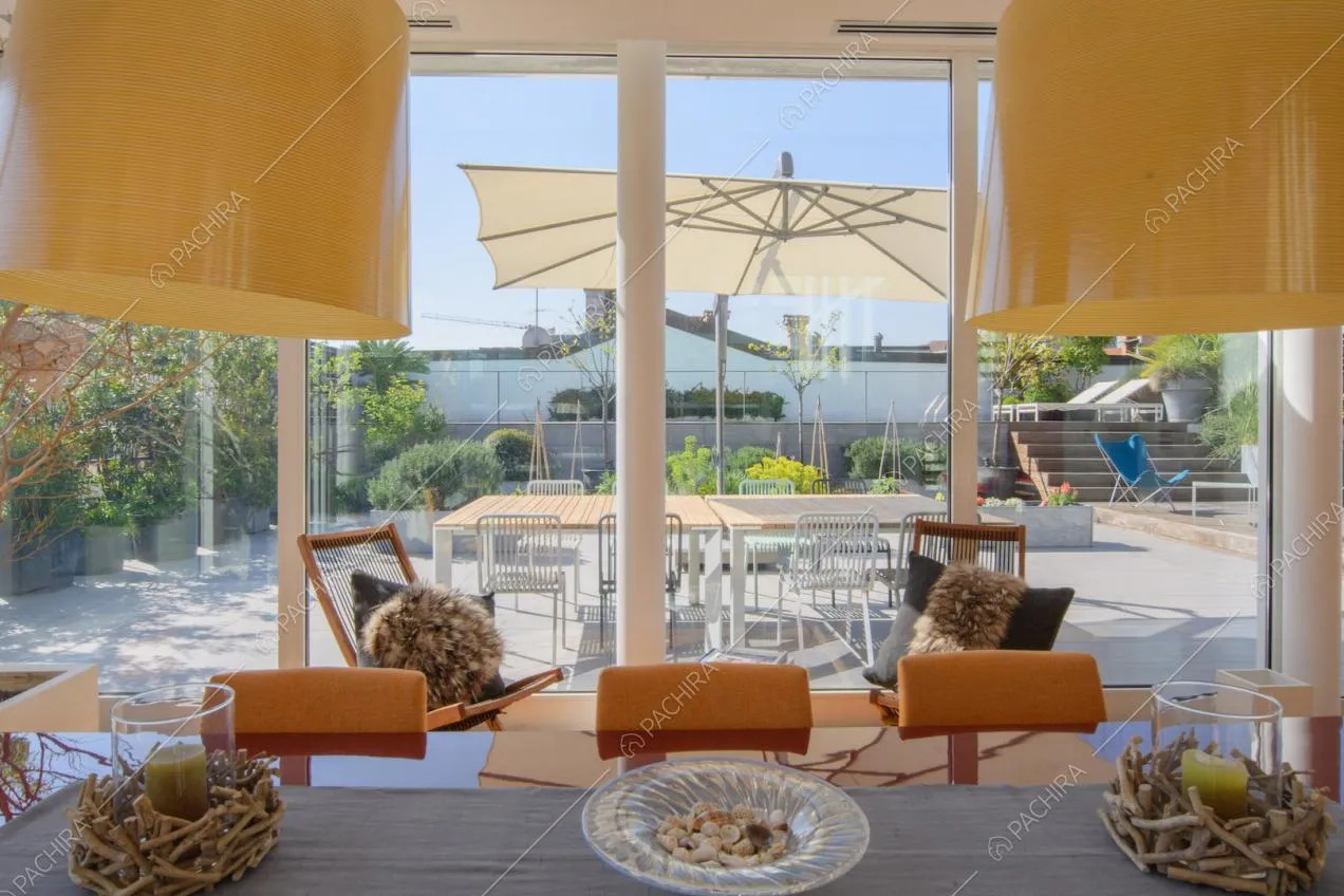 Dal tavolo da pranzo vista sulla grande terrazza con piscina