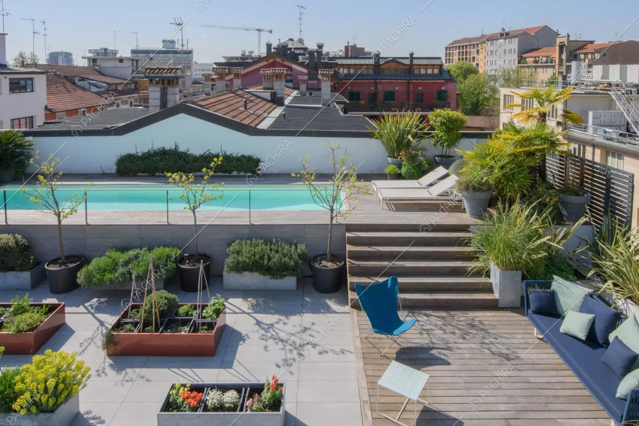 Vista dall'alto sulla terrazza della location con piscina e piante