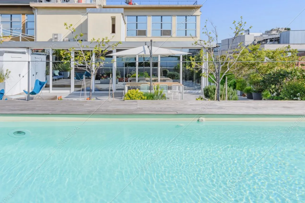 Dalla piscina sulla terrazza con gazebo e tavolo da pranzo vista sugli esterni della location