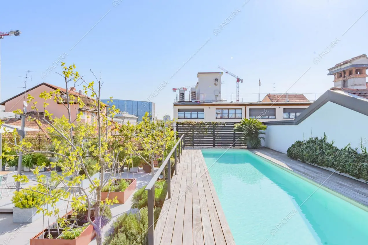 Piscina sulla terrazza con pavimento in parquet da esterni e vista sullo skyline