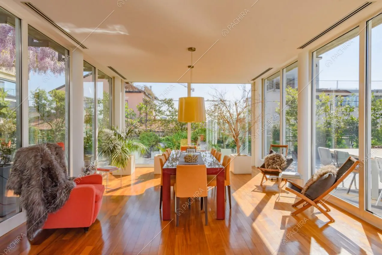 Pavimento in parquet nella zona living con pareti in vetro