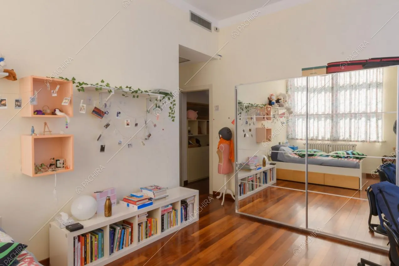 Armadio con ante a specchio nella camera da letto singola con pavimento in parquet