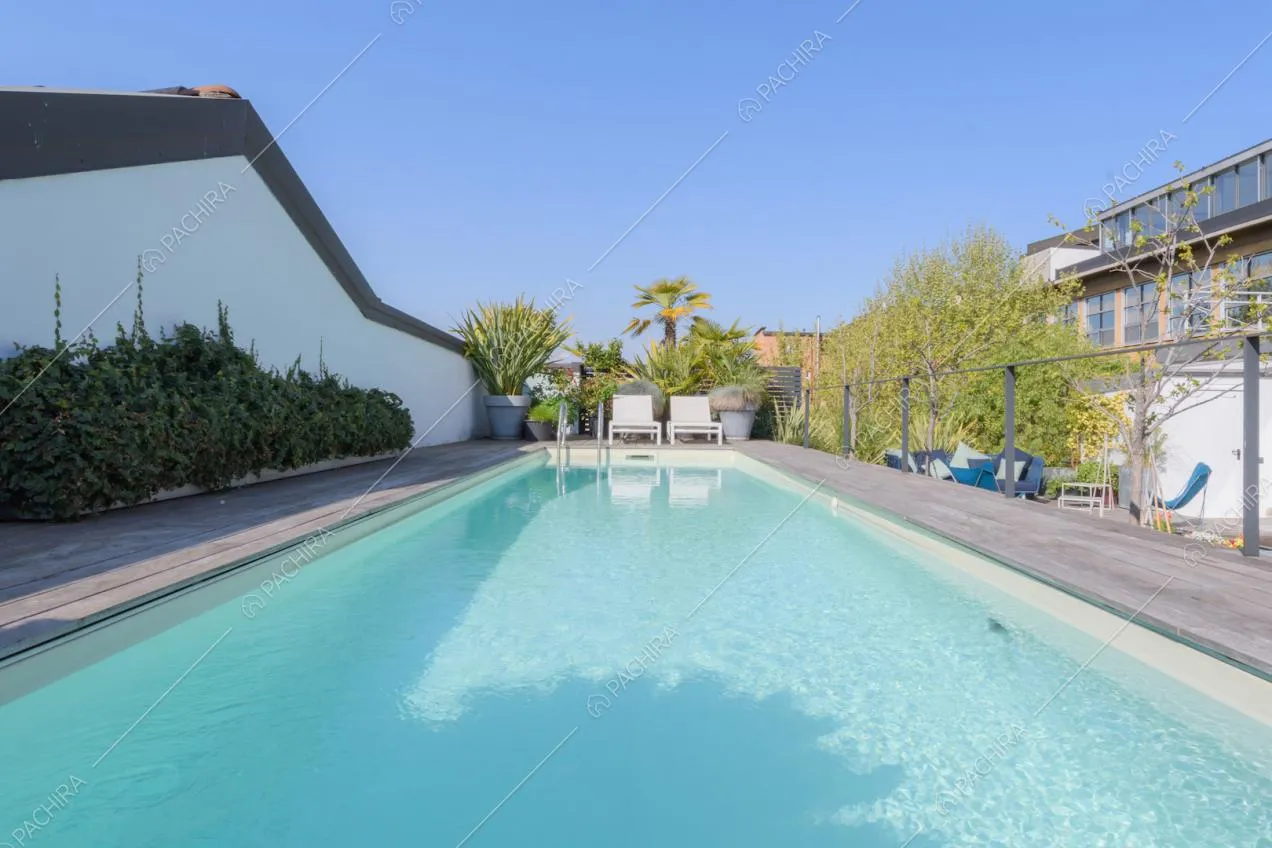 Grande piscina sulla terrazza della location con vista sullo skyline