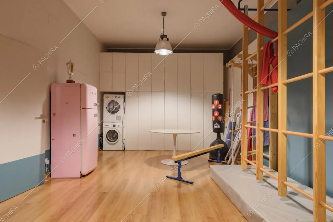 Stanza con armadio bianco a muro, quadro svedese e pavimento in parquet
