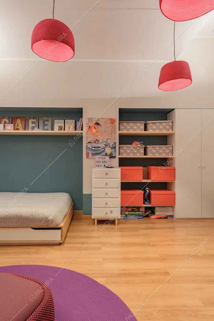 Pavimento in parquet nella camera con lampadari rossi e pareti bianche e azzurre