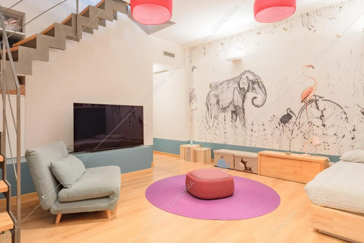 Camera con letto matrimoniale, pavimento in parquet, carta da parati e scale