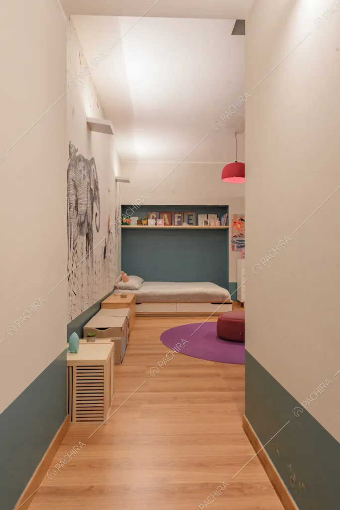 Dal corridoio con pareti bianche e azzurre vista sulla camera con pavimento in parquet