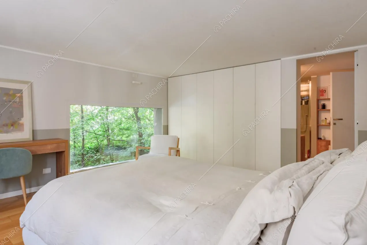 Camera da letto matrimoniale con scrivania, vetrate e bagno privato con porta scorrevole