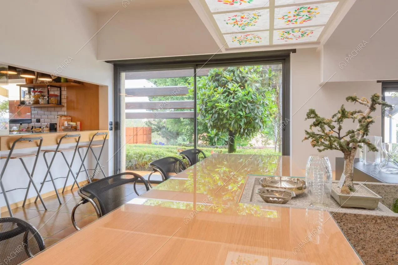Tavolo da pranzo di design con sedie nere e porta-finestra scorrevole