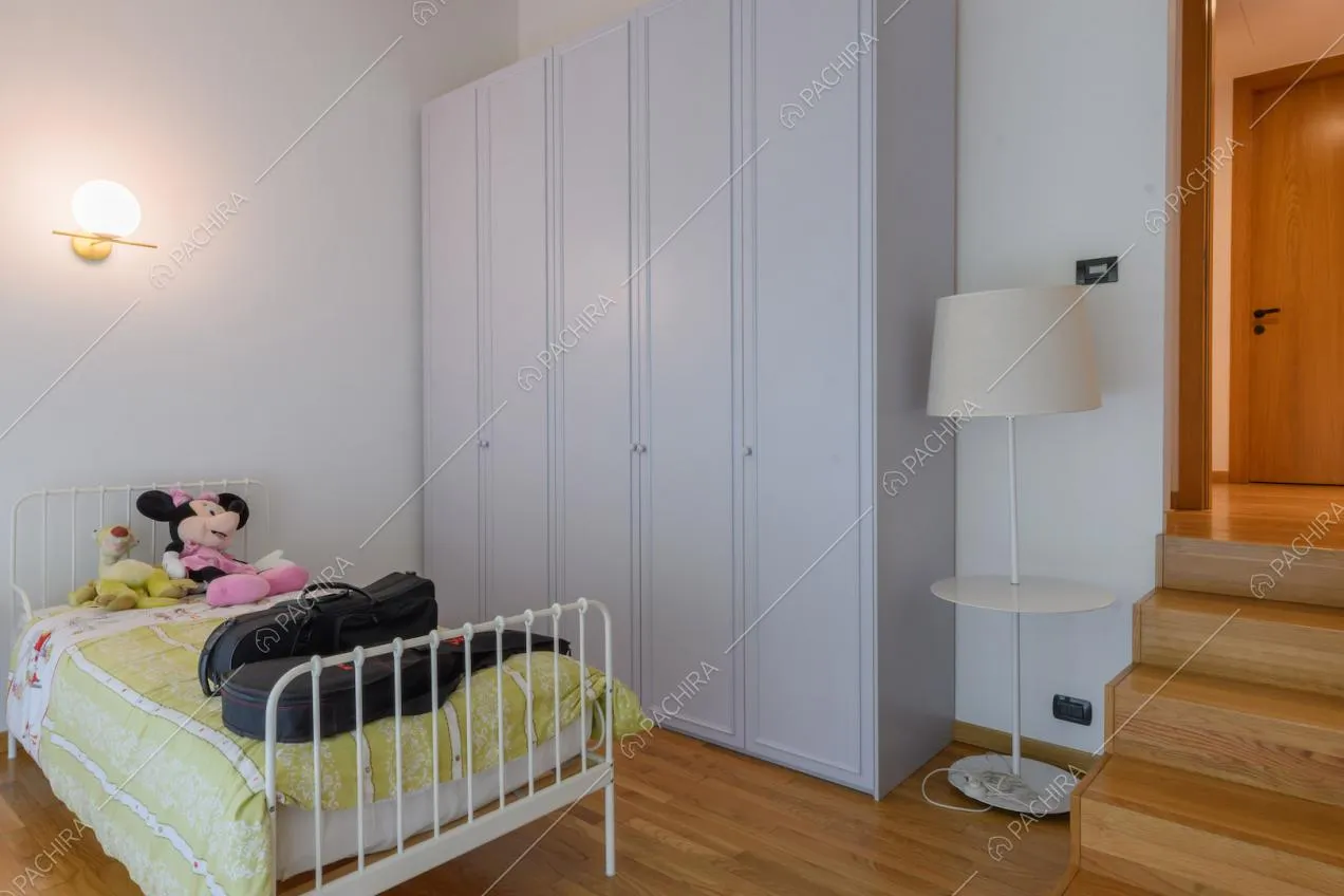 Camera da letto dei bambini con pavimento in parquet e scale