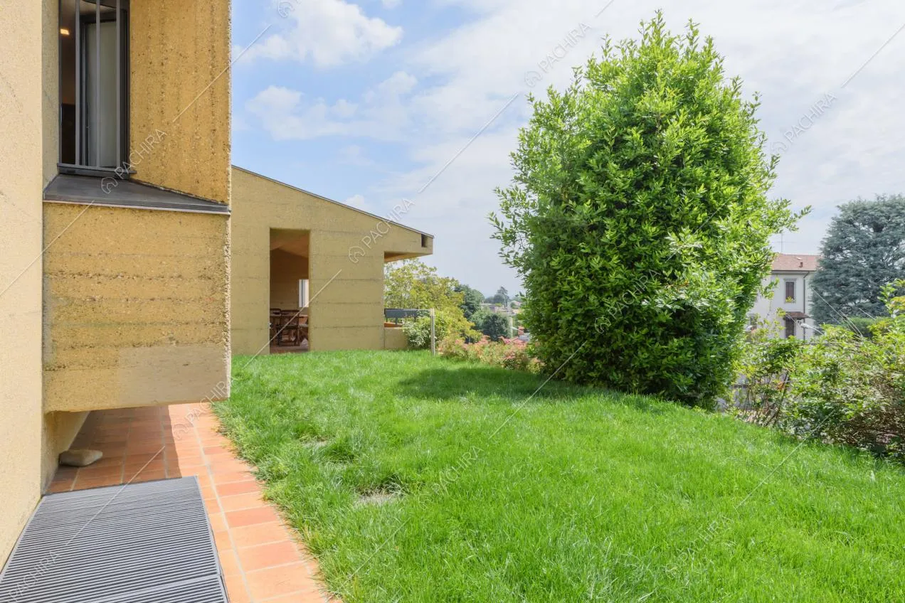 Vista sugli esterni e sul giardino della location