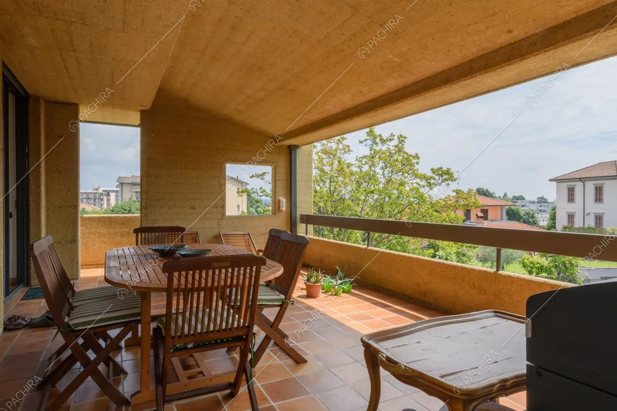 Terrazza coperta con vista sugli edifici circostanti e sul pavimento in piastrelle
