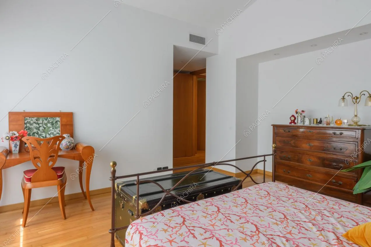 Scrivania in legno nella camera da letto matrimoniale con pavimento in parquet
