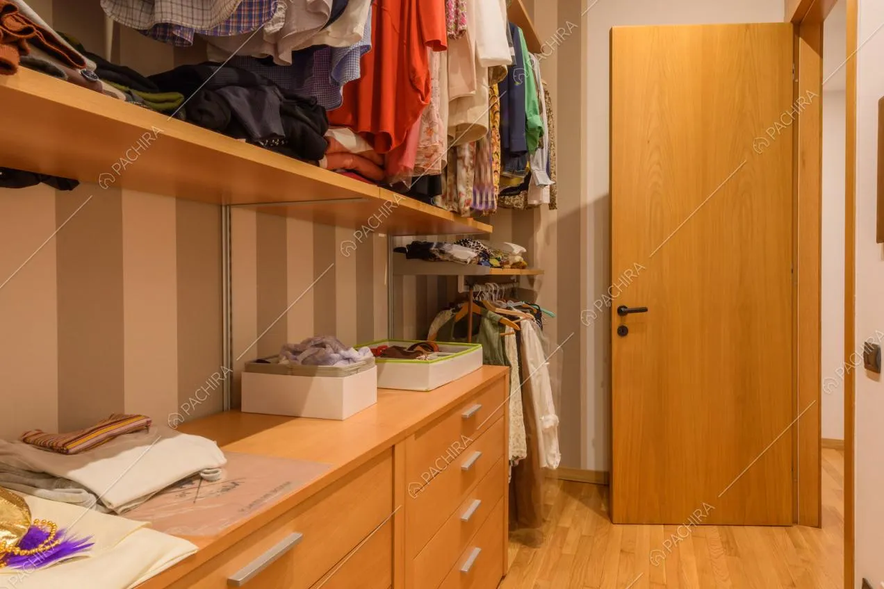Cabina armadio con carta da parati a righe e pavimento in parquet