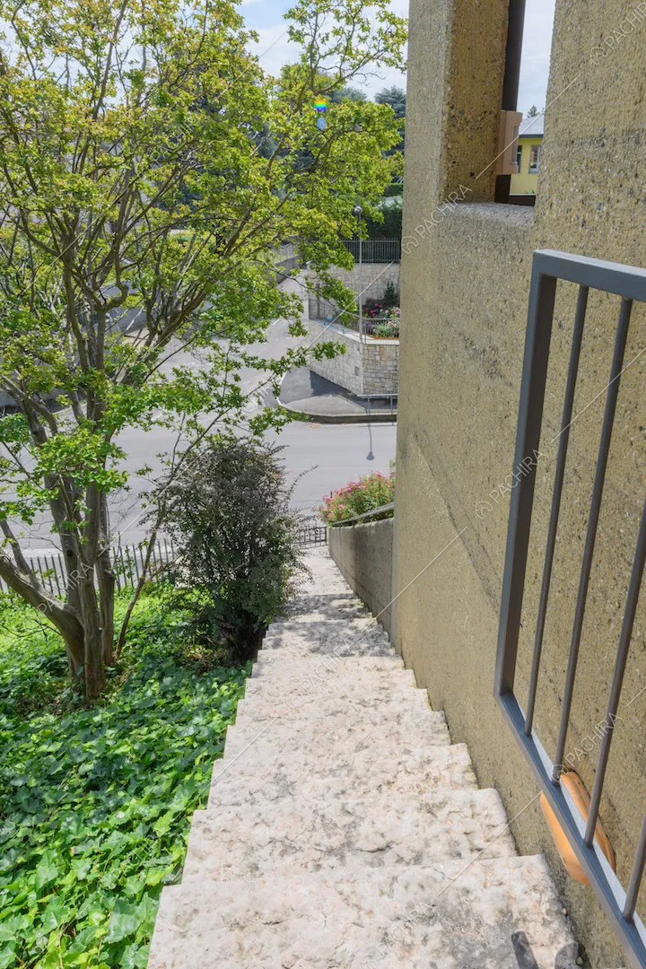 Scale nel giardino della location