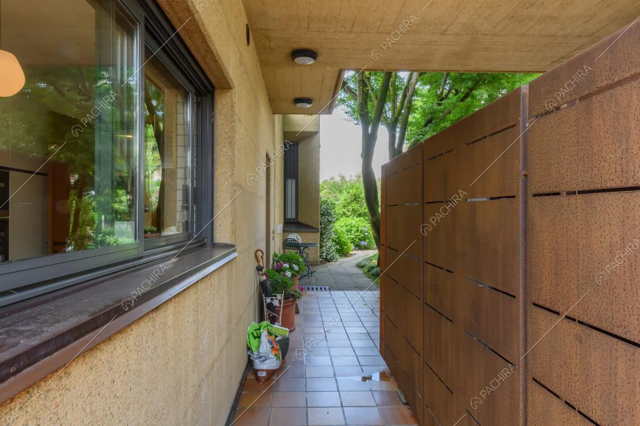 Ingresso della location con parete in metallo marrone