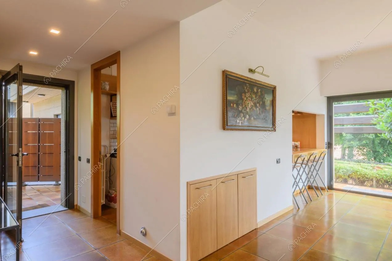 Ingresso della location con piastrelle marroni e pareti bianche