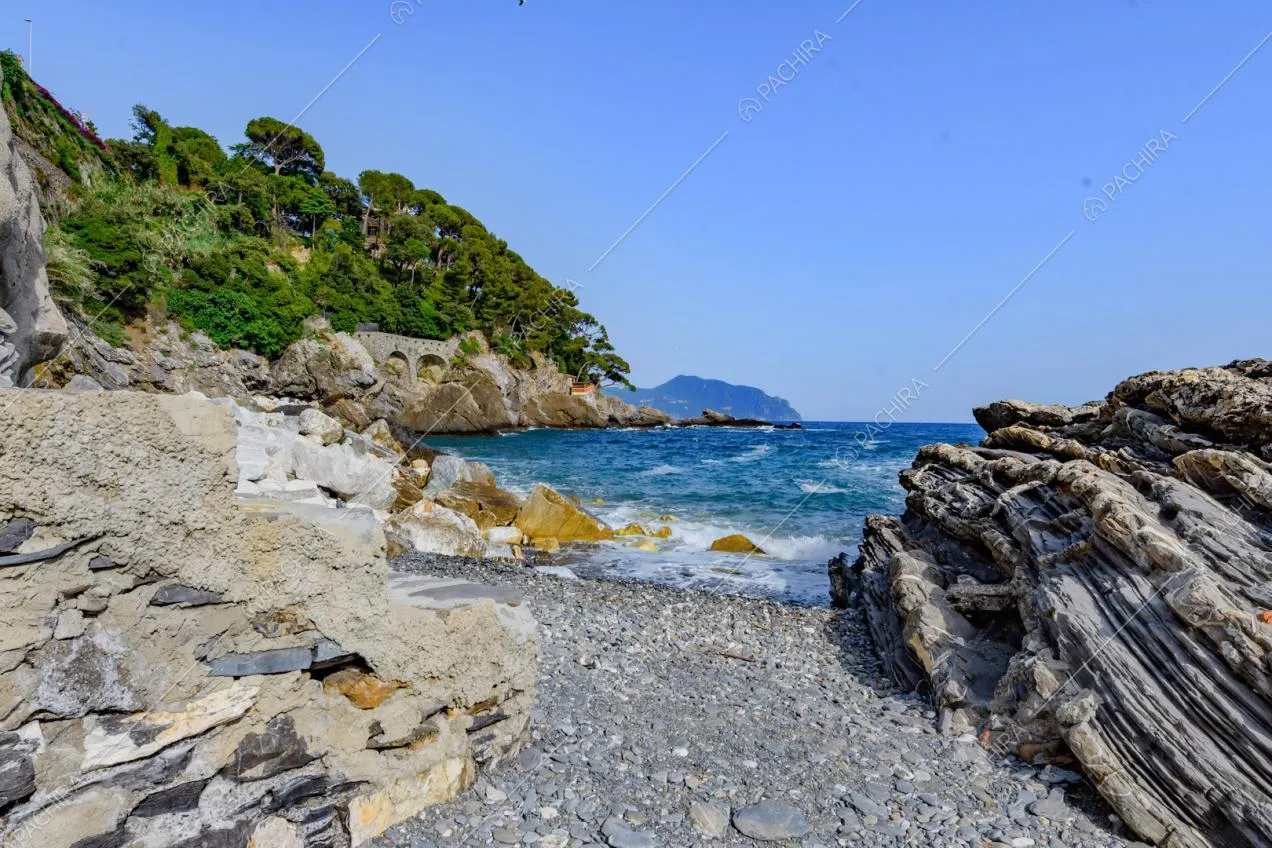 Caletta privata con spiaggia sassosa