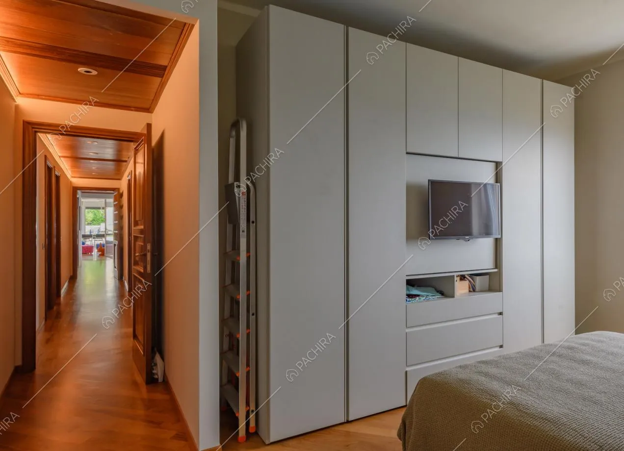 Dalla camera da letto matrimoniale vista sul lungo corridoio