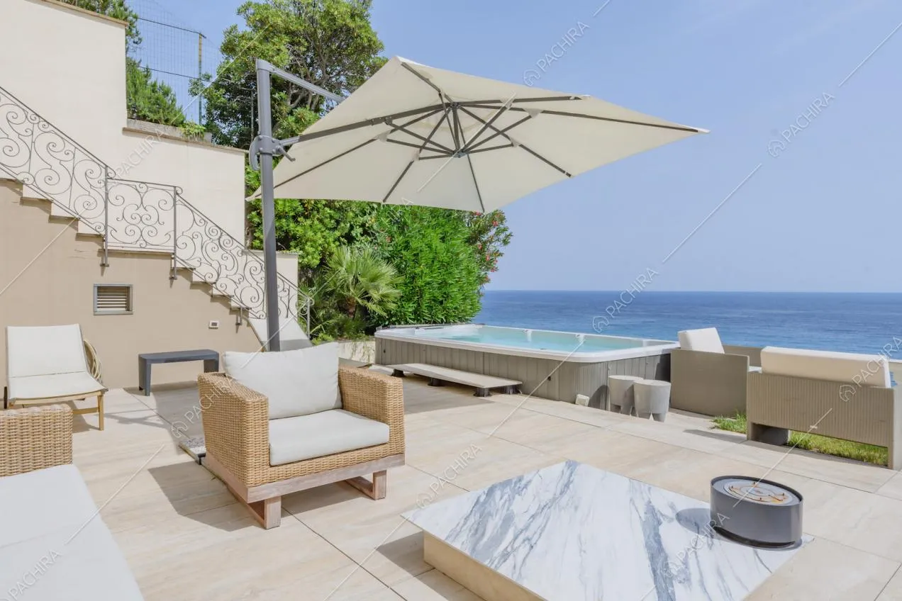 Grande terrazza con poltrone, divanetti e vasca idromassaggio