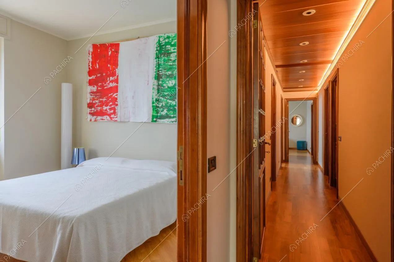 Dal corridoio vista sulla camera da letto matrimoniale con pavimento in parquet