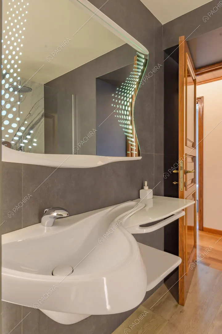 Lavandino di design nel bagno con pareti grigie e pavimento in parquet