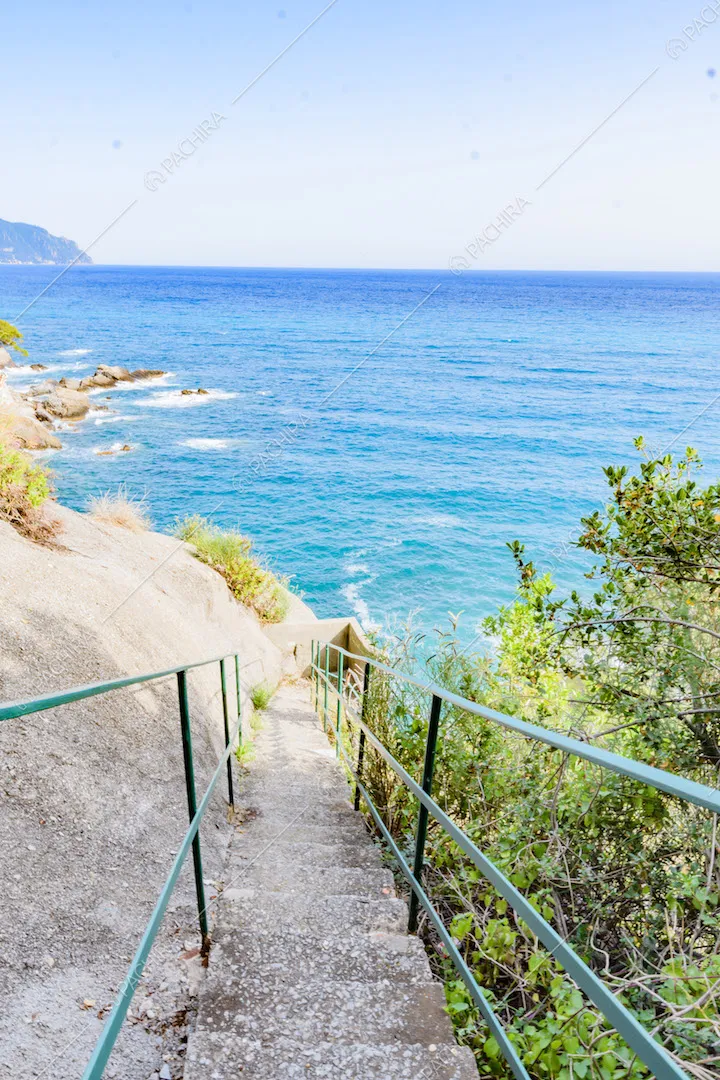 Scalinata per giungere alla caletta privata della location