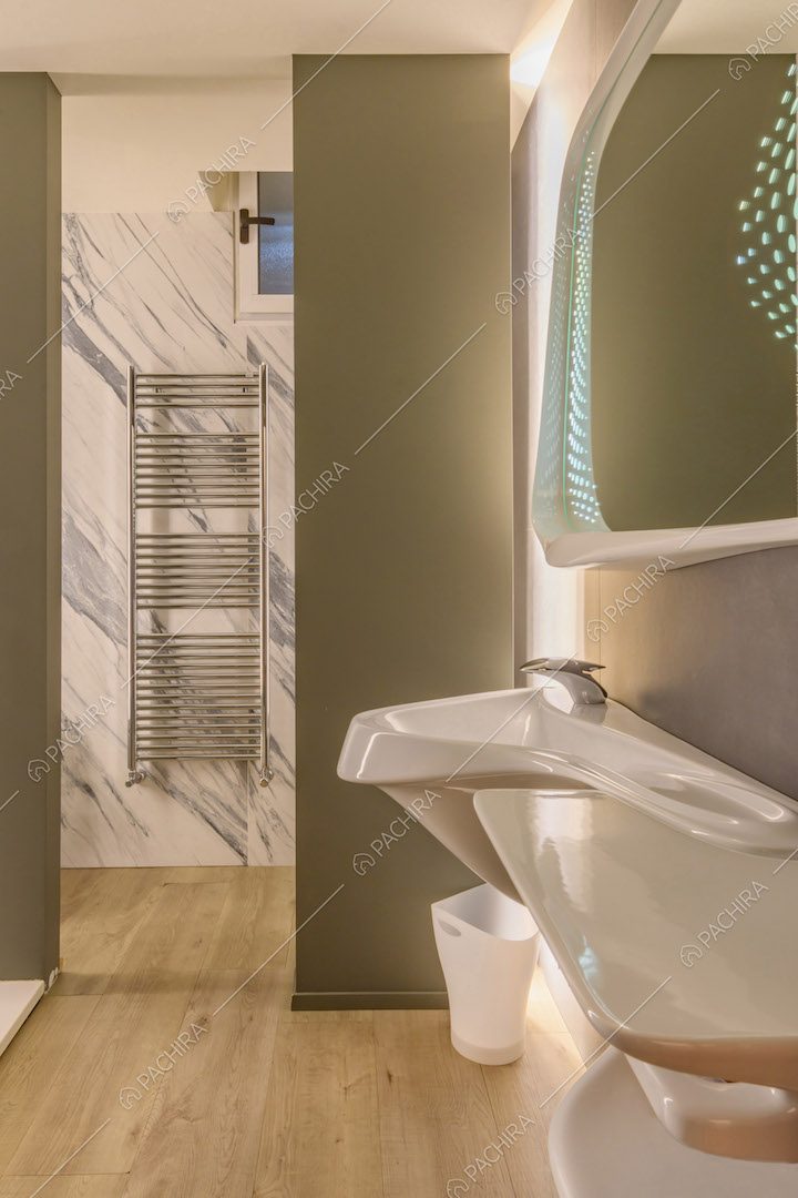 Luminoso bagno con box doccia e pavimento in parquet