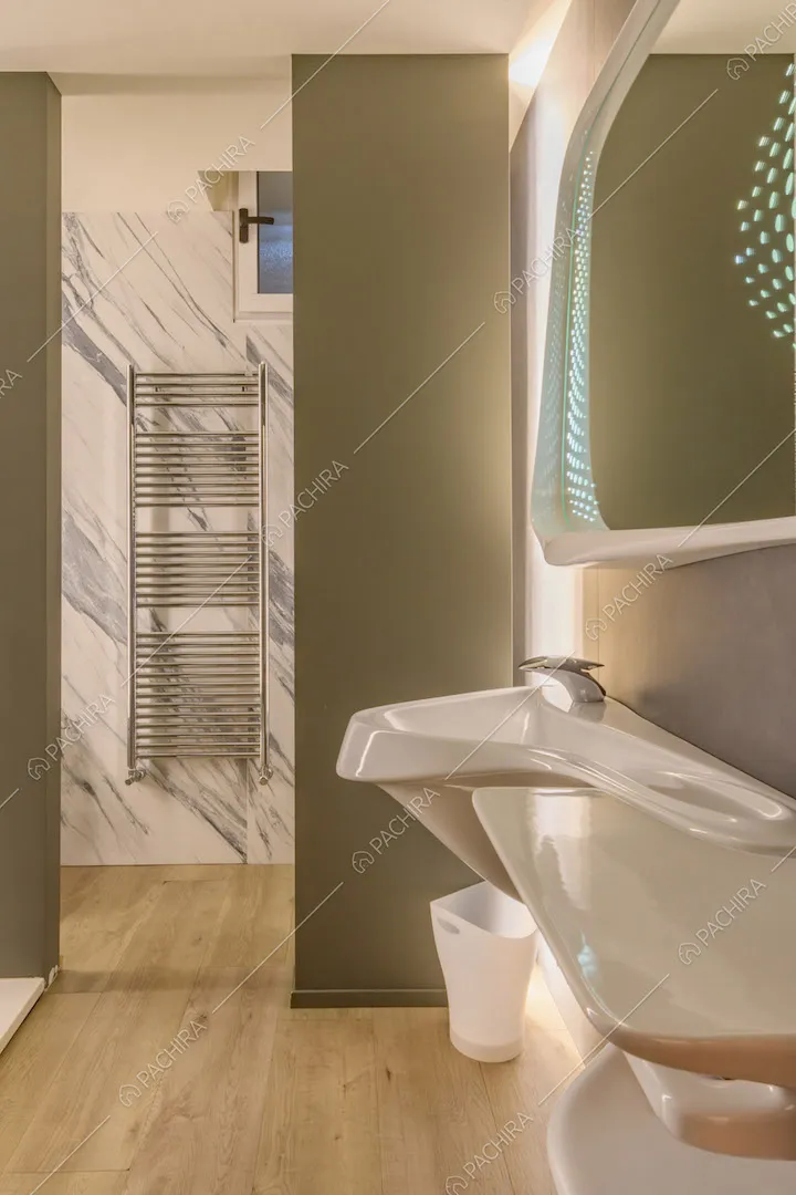 Luminoso bagno con box doccia e pavimento in parquet