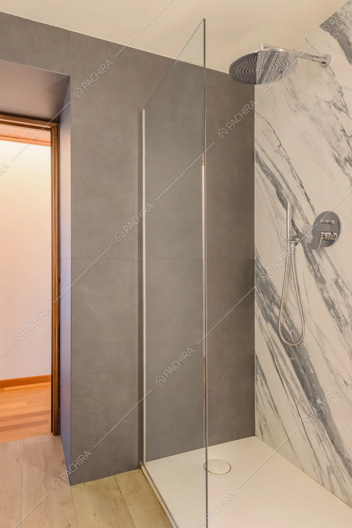 Box doccia nel bagno con pareti grigie e pavimento in parquet