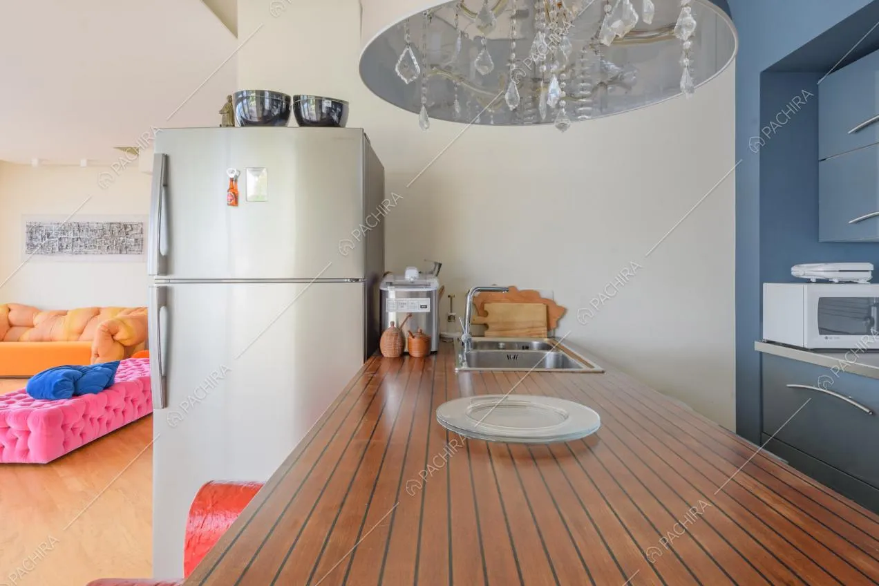 Penisola in legno con lavandino nella cucina azzurra