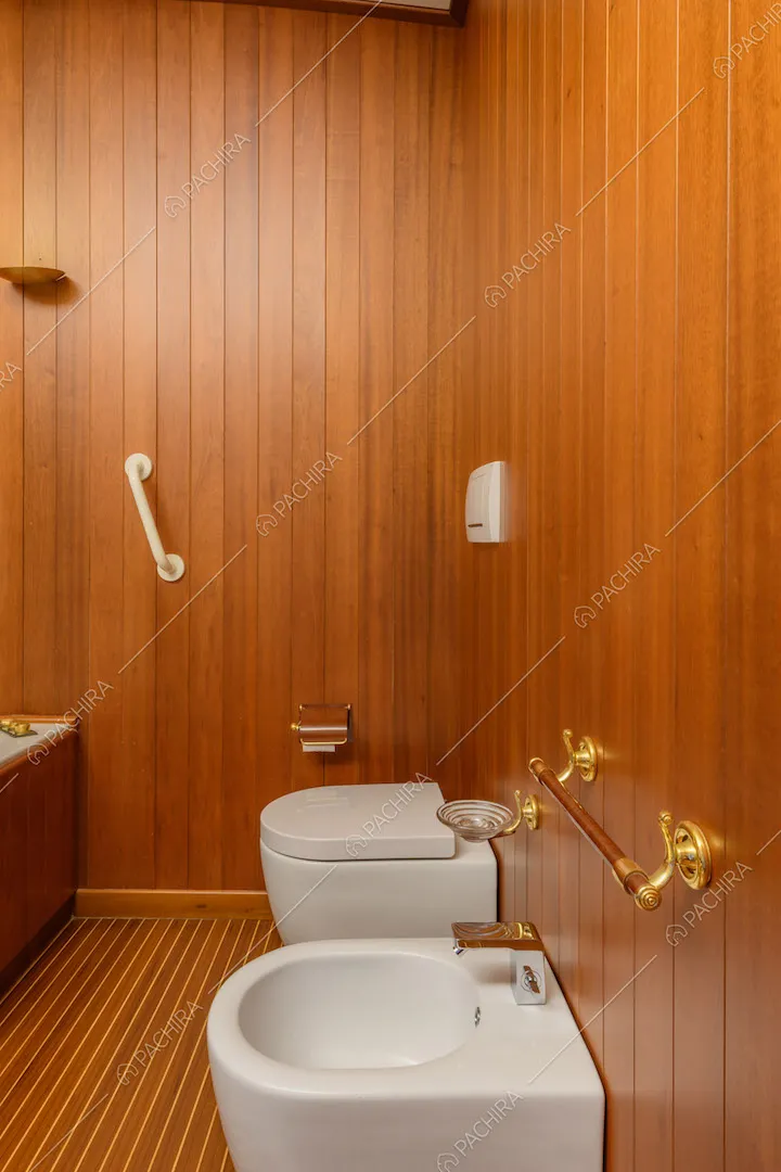 Pareti in legno e sanitari nel bagno della location