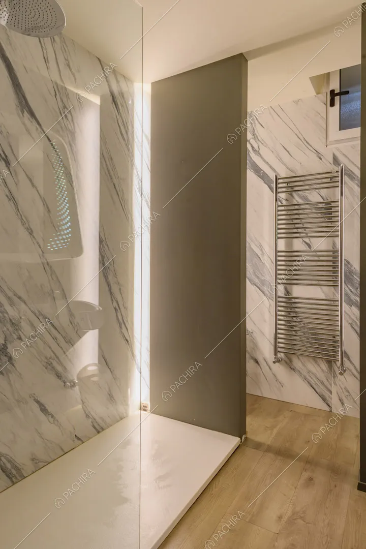 Box doccia nel bagno con pavimento in parquet