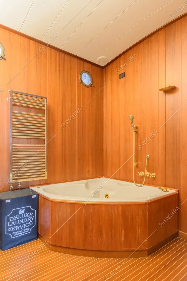 Vasca idromassaggio nel bagno con pareti in legno