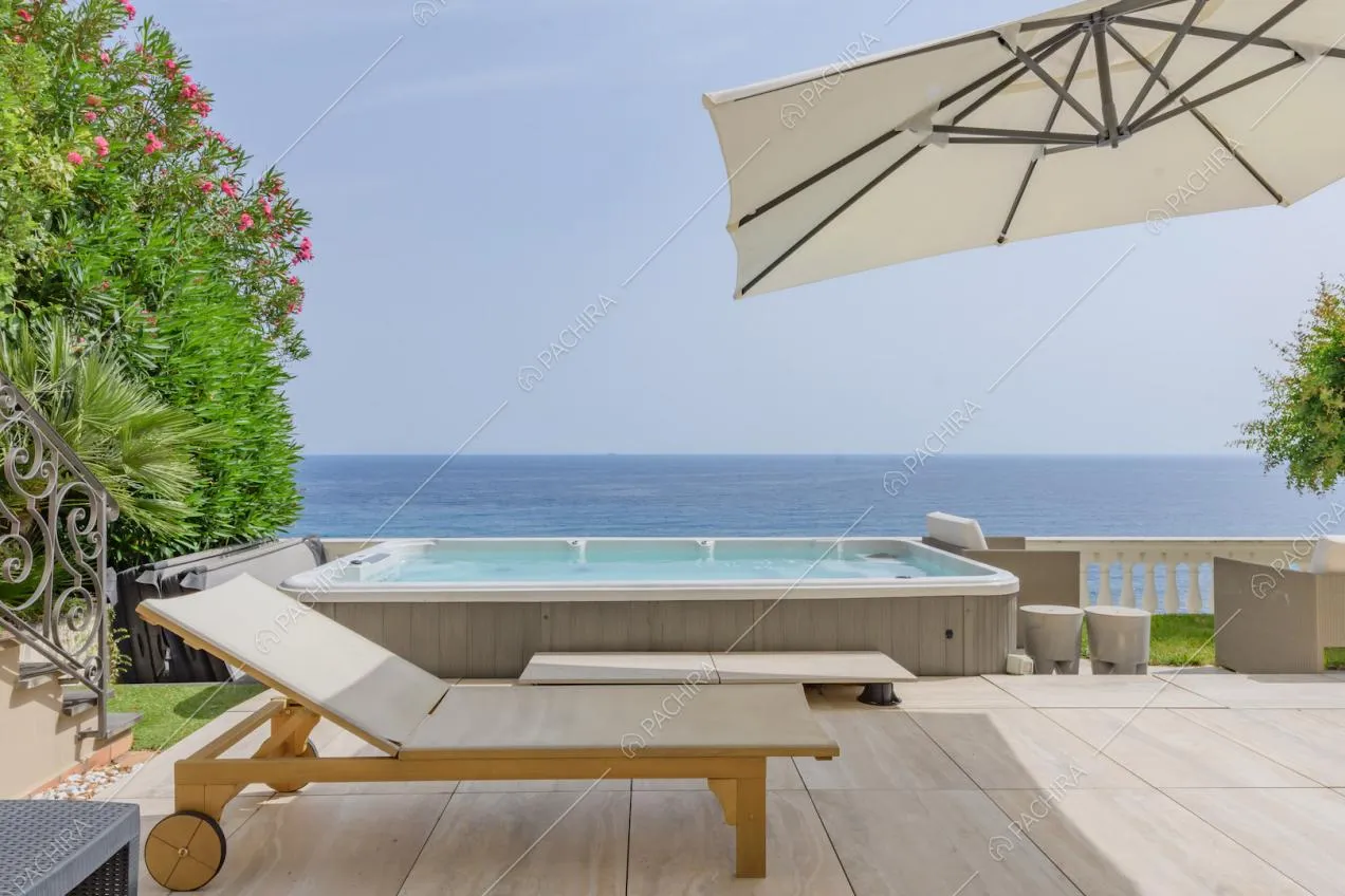 Dalla terrazza con vasca idromassaggio vista sul mare