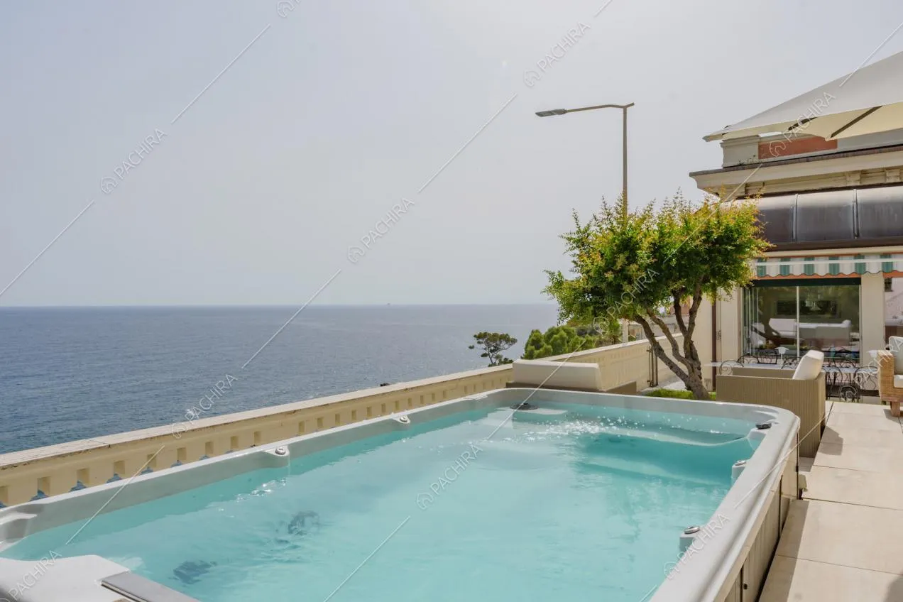 Vasca idromassaggio sulla terrazza e vista sul mare