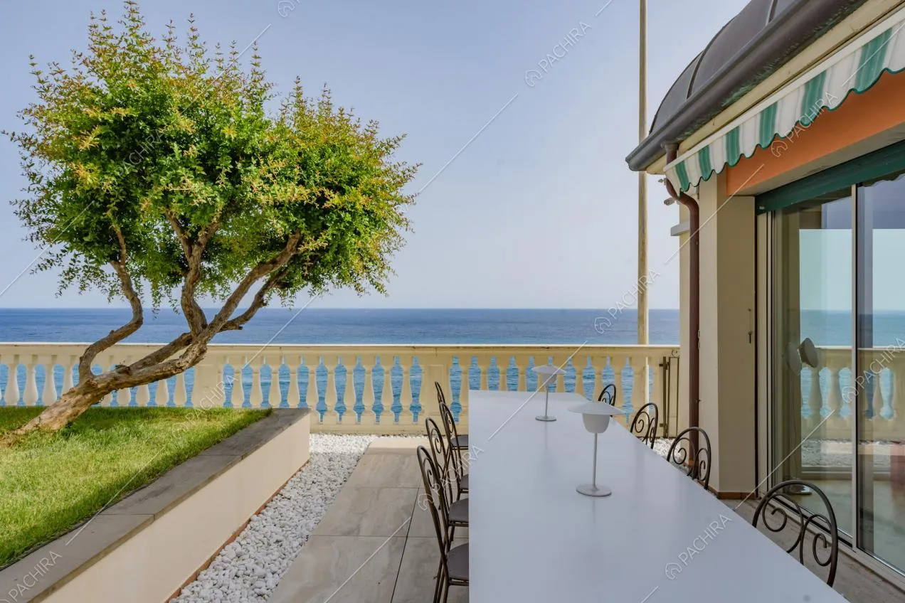 Tavolo da pranzo bianco da esterni sulla grande terrazza con vista sul mare