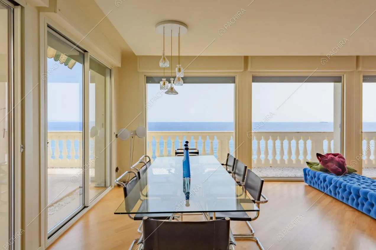Pavimento in parquet nella zona living con vetrate scorrevoli