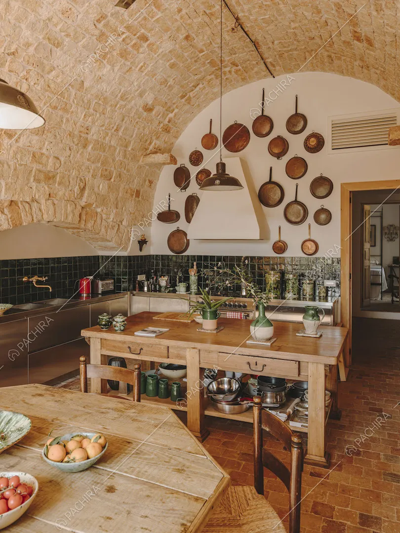 Luminosa cucina a parete con pavimento in cotto e mattoncini rossi sul soffitto a volta