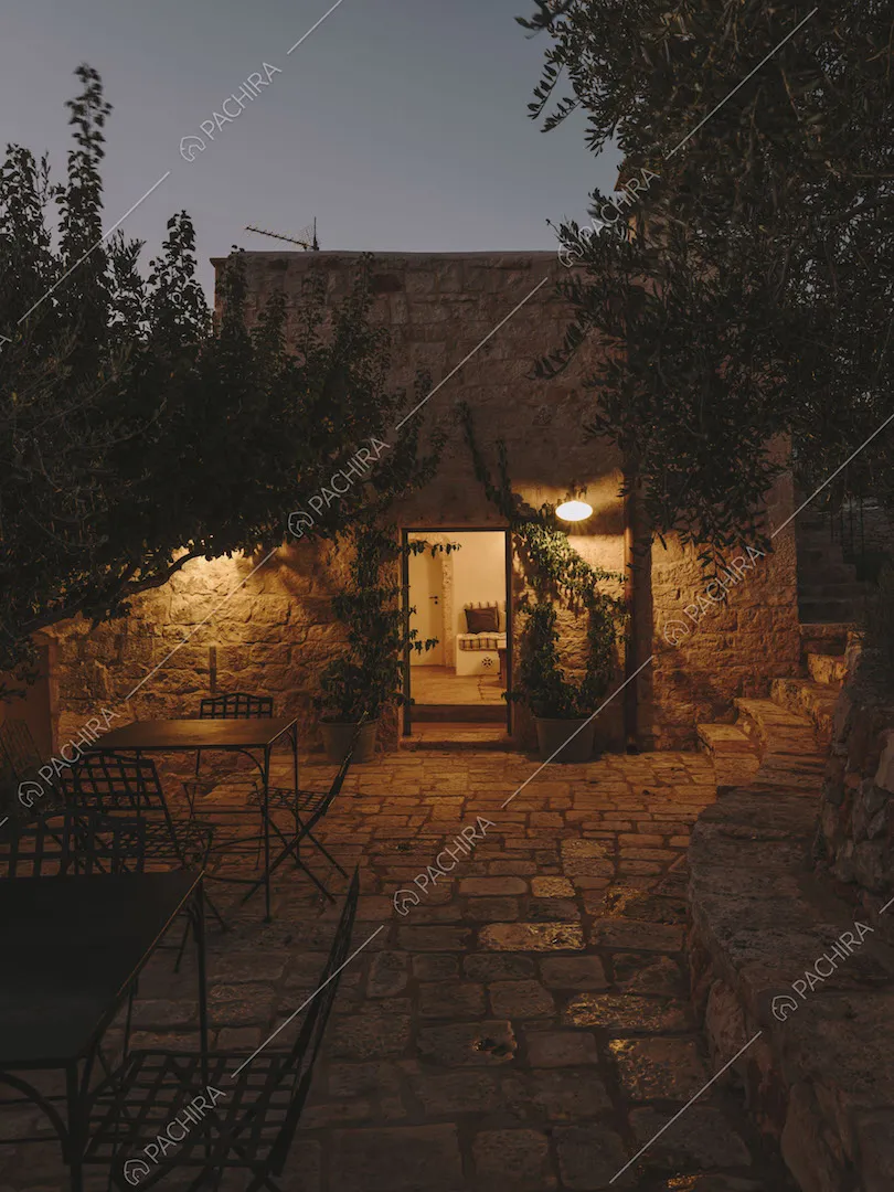 Cortile della location con pavimentazione in pietra e tavolino da pranzo