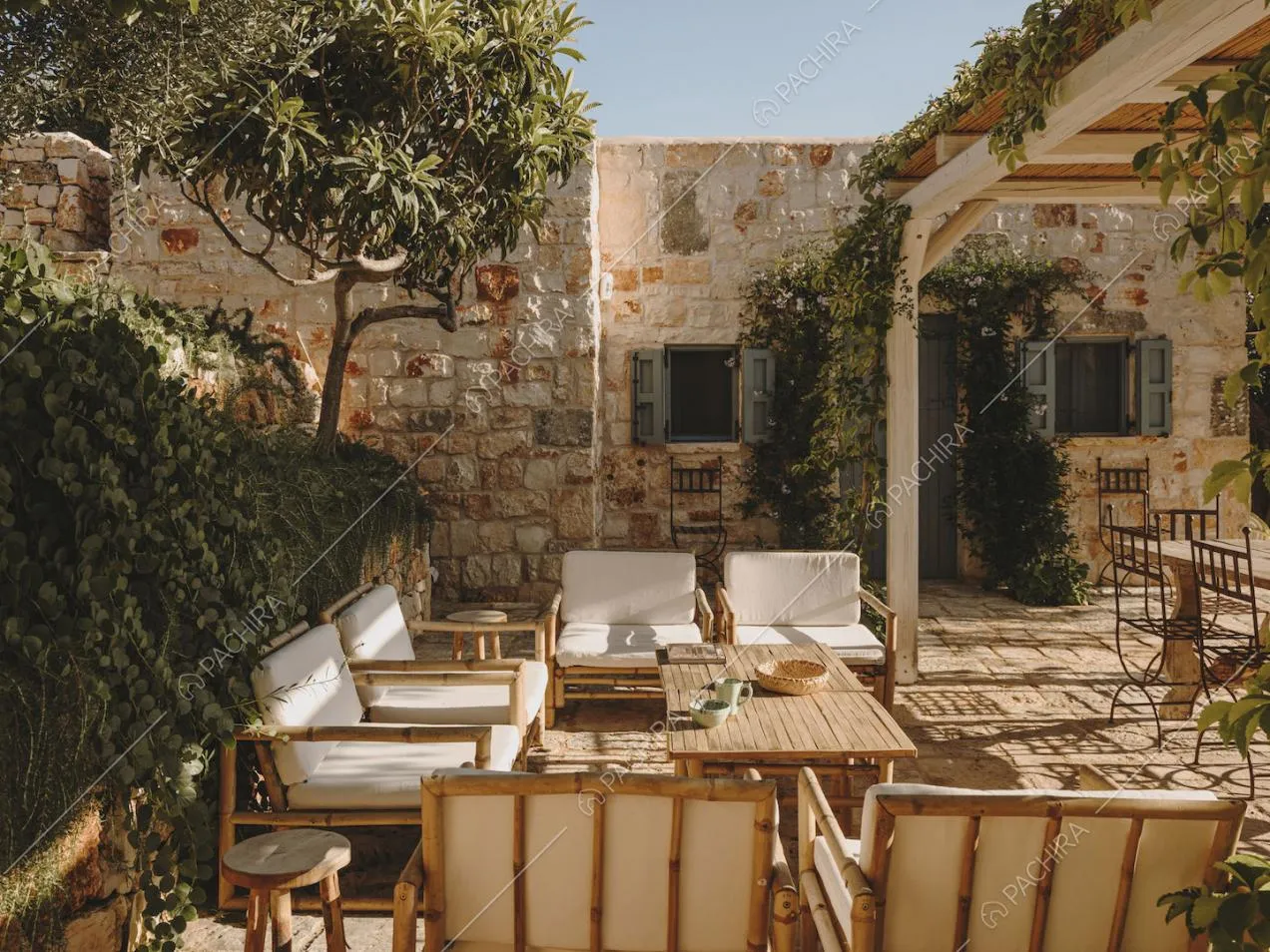 Salotto da esterni e gazebo nel cortile con vista sugli esterni in pietra